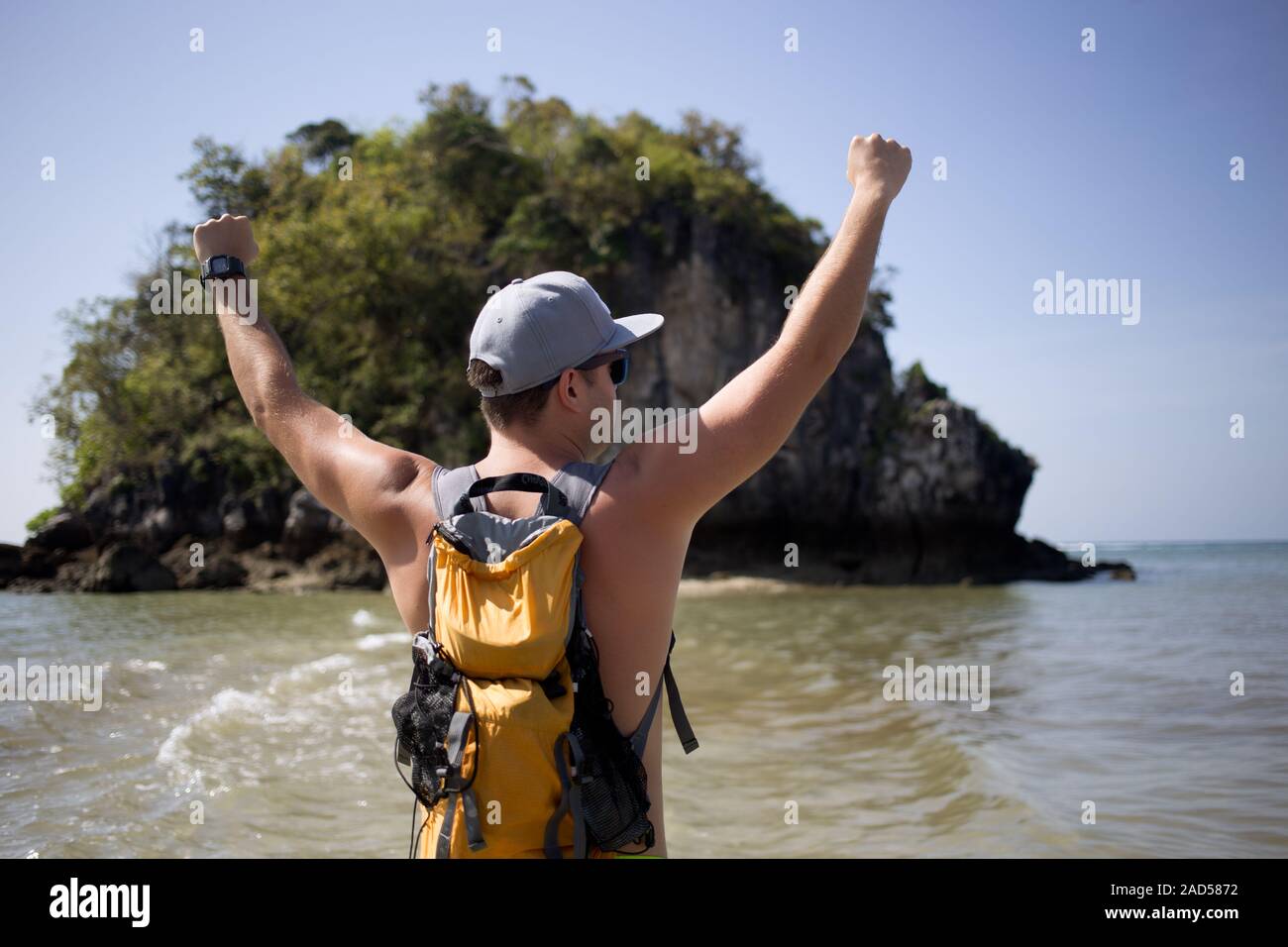 Mann stehend zurück an Küste Stockfoto