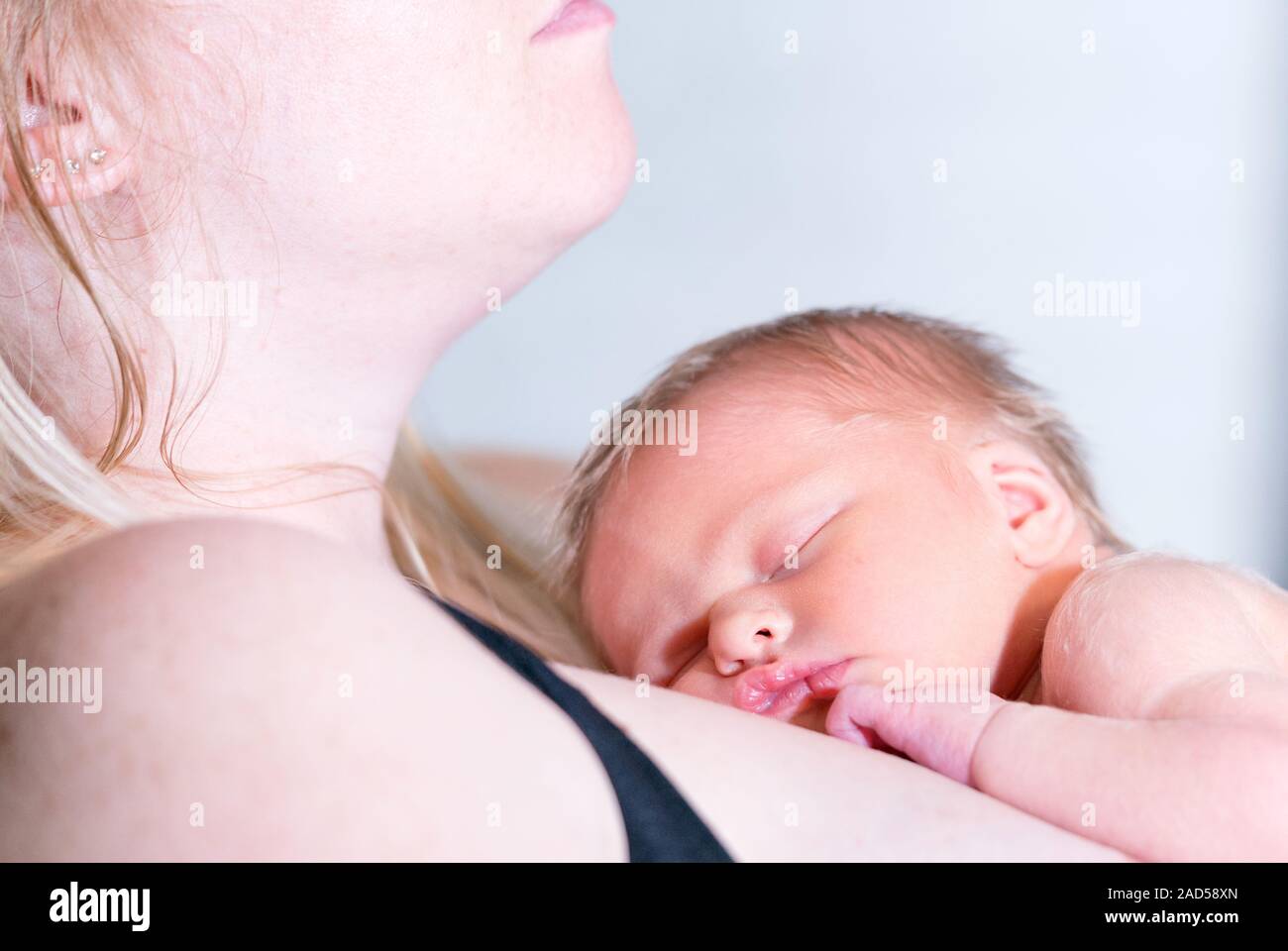 Neugeborene Mädchen schlief friedlich auf Ihre Mutter Stockfoto