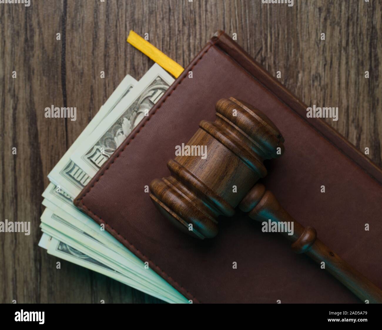 Richters Hammer, Ordner mit Geld Stockfoto