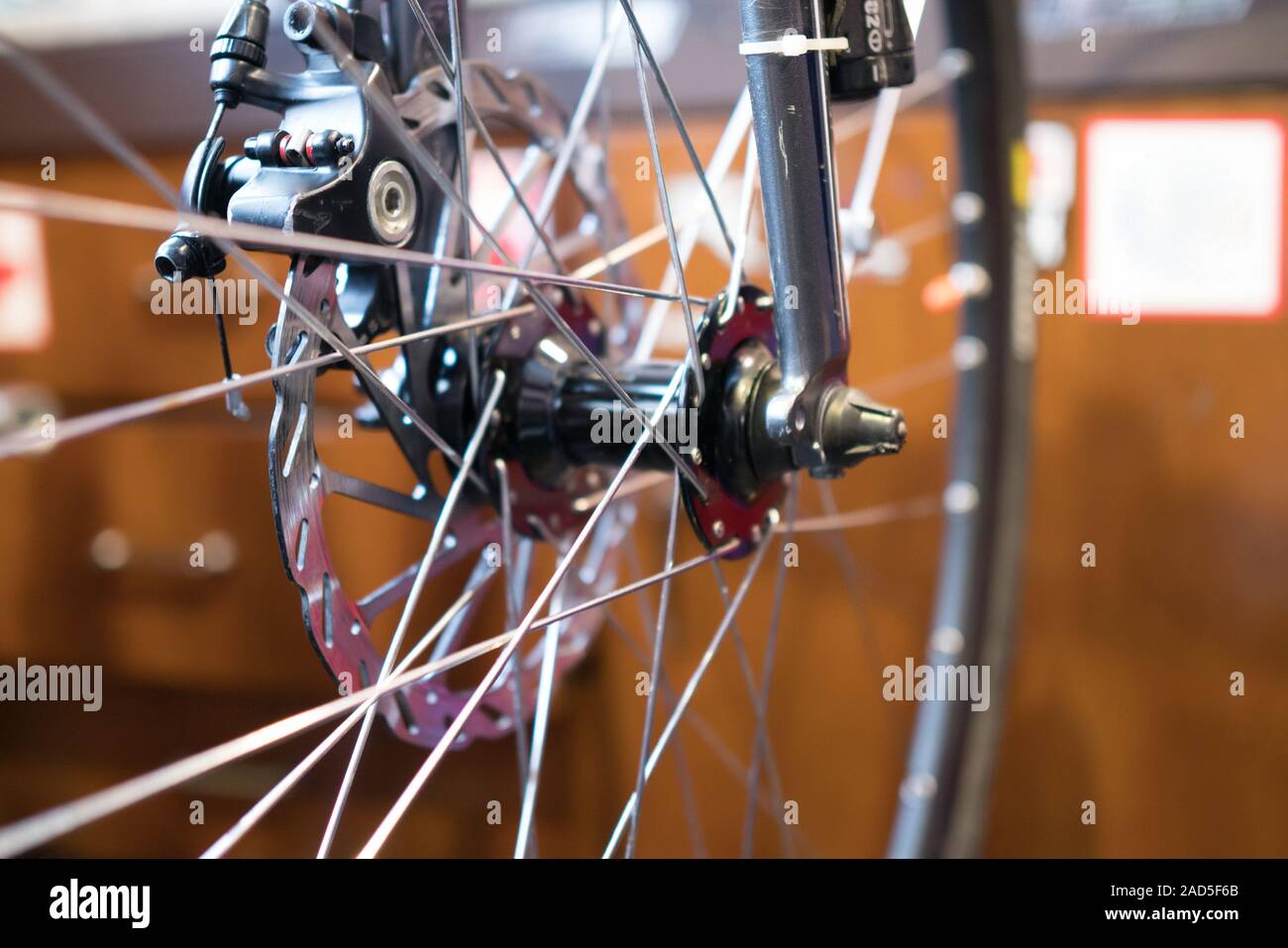 Fahrrad-Rad auf der Hintergrund jedoch unscharf Stockfoto