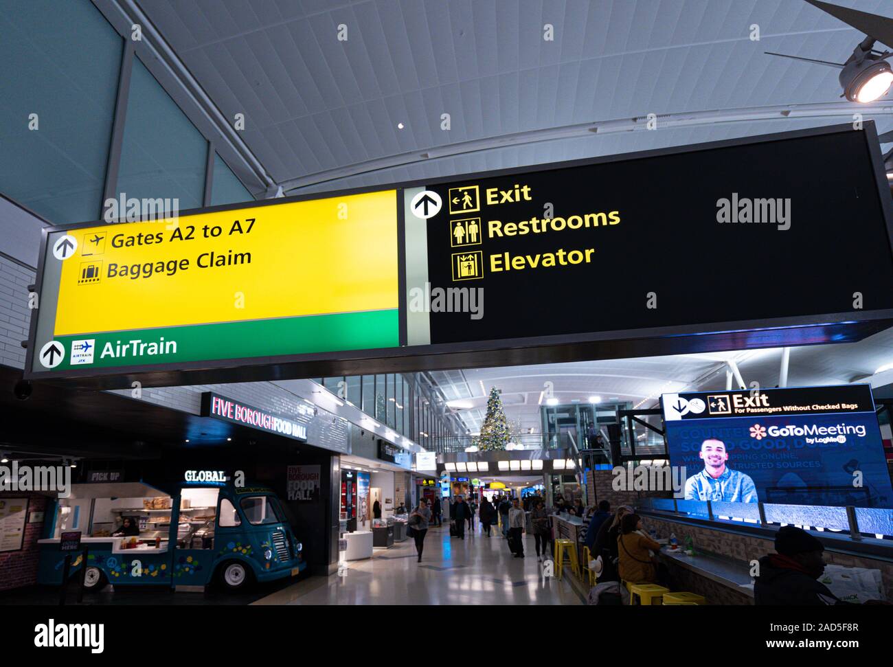 New York, 19. November: direktionale Zeichen im Terminal 4 des Flughafen JFK New York City International Airport. Stockfoto