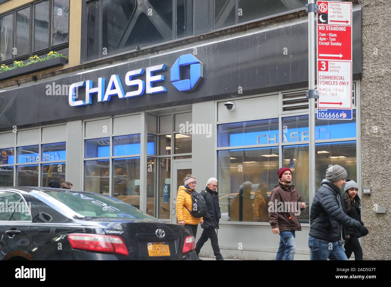 New York, 28. November 2019: Die Chase Bank unterzeichnen an einem Chase Manhattan Plaza in New York City - Bild Stockfoto