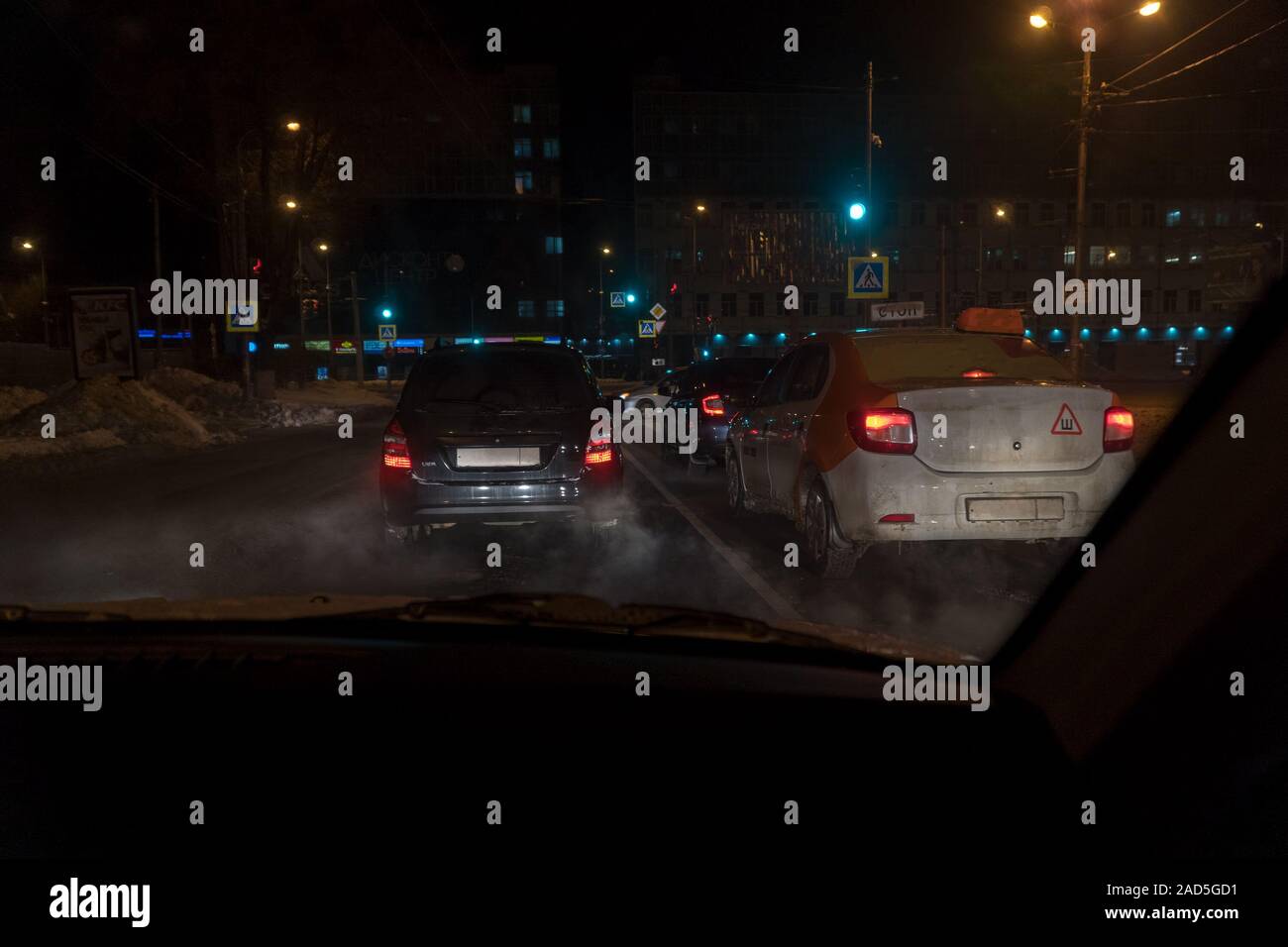 Samara, Russland - November 19, 2019: Autos in einer Winternacht Stau in der Stadt Stockfoto