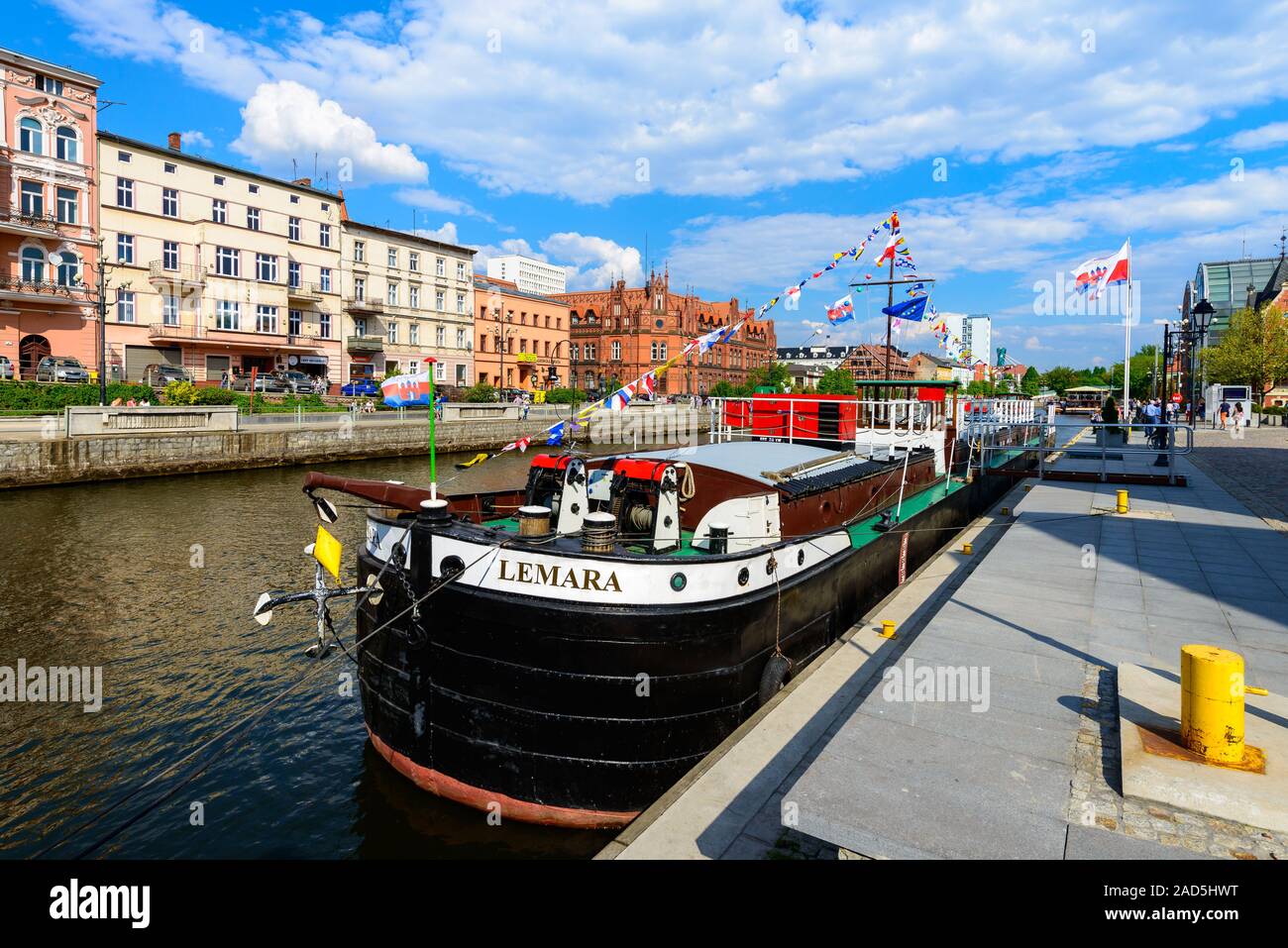Bydgoszcz, Polen - 8. Mai 2016; Altstadt und Touristenboot - Kreuzfahrtschiff am Fluss Brda Stockfoto