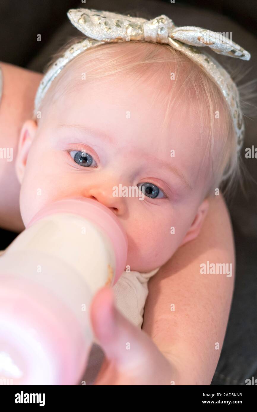 Baby mit der Flasche füttern, Trinken Formel, Alter - 6 Monate Stockfoto