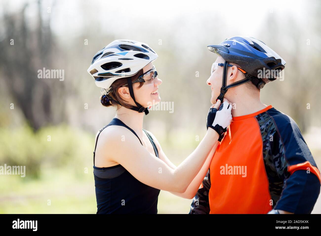 Zwei glückliche Radfahrer tragen Helm Stockfoto