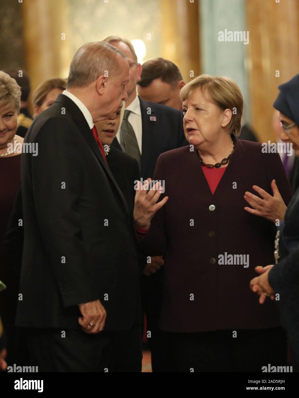 Türkischen Präsidenten Recep Tayyip Erdogan mit Bundeskanzlerin hat Angela Merkel beim Empfang im Buckingham Palace, London, als Staats- und Regierungschefs der NATO-Mitglieder sammeln bis 70 Jahre der Allianz. Stockfoto