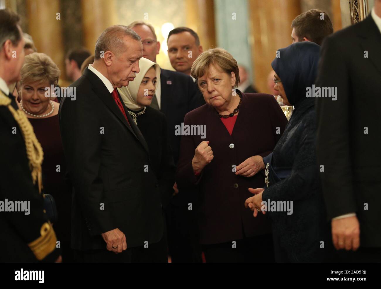 Türkischen Präsidenten Recep Tayyip Erdogan mit Bundeskanzlerin hat Angela Merkel beim Empfang im Buckingham Palace, London, als Staats- und Regierungschefs der NATO-Mitglieder sammeln bis 70 Jahre der Allianz. Stockfoto