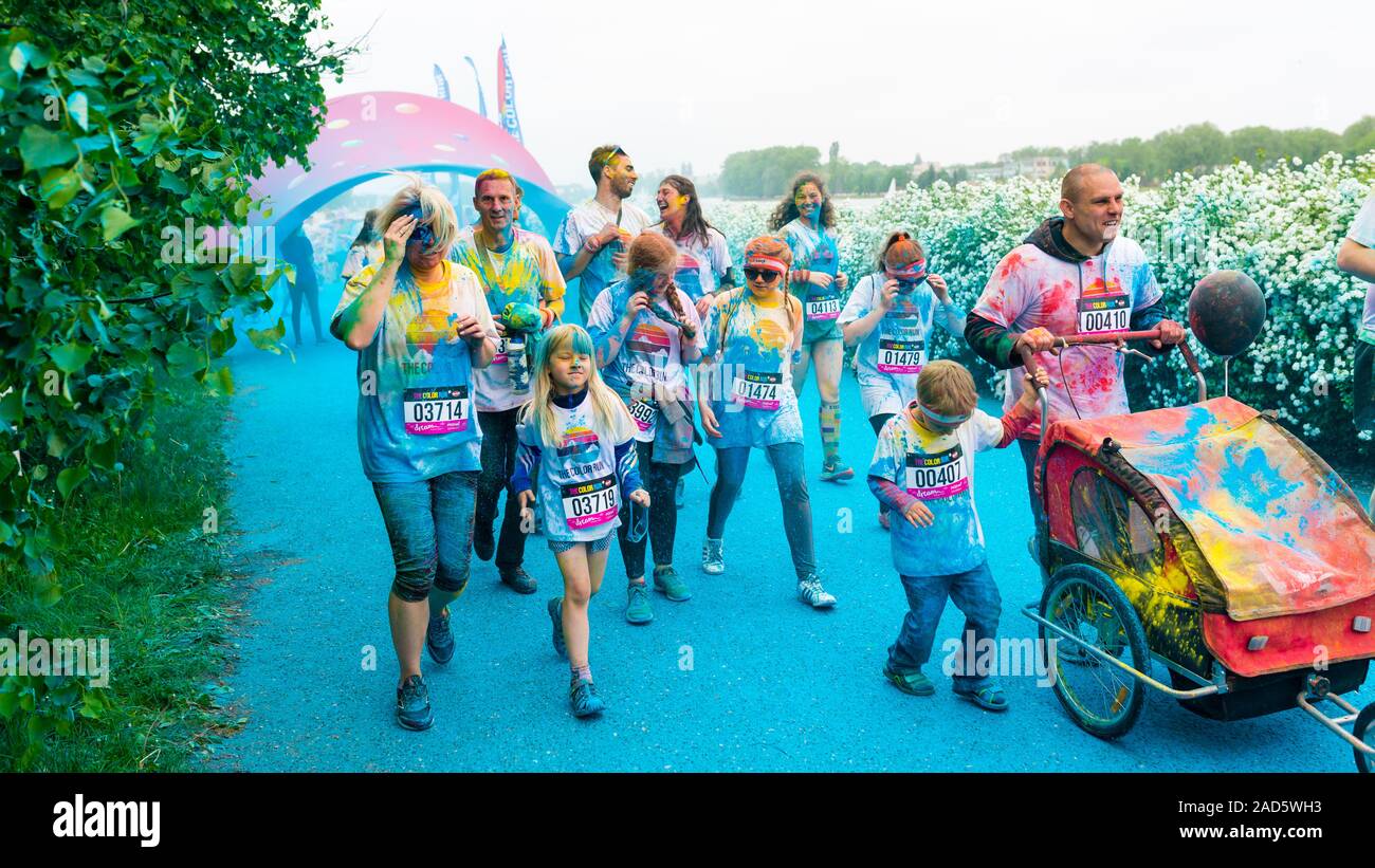 Posen, Polen - 20. Mai 2017: Glückliche Menschen Teilnahme an der Farbe führen. Color-Run ist ein weltweites gehostet 5K Spaß Rennen Stockfoto