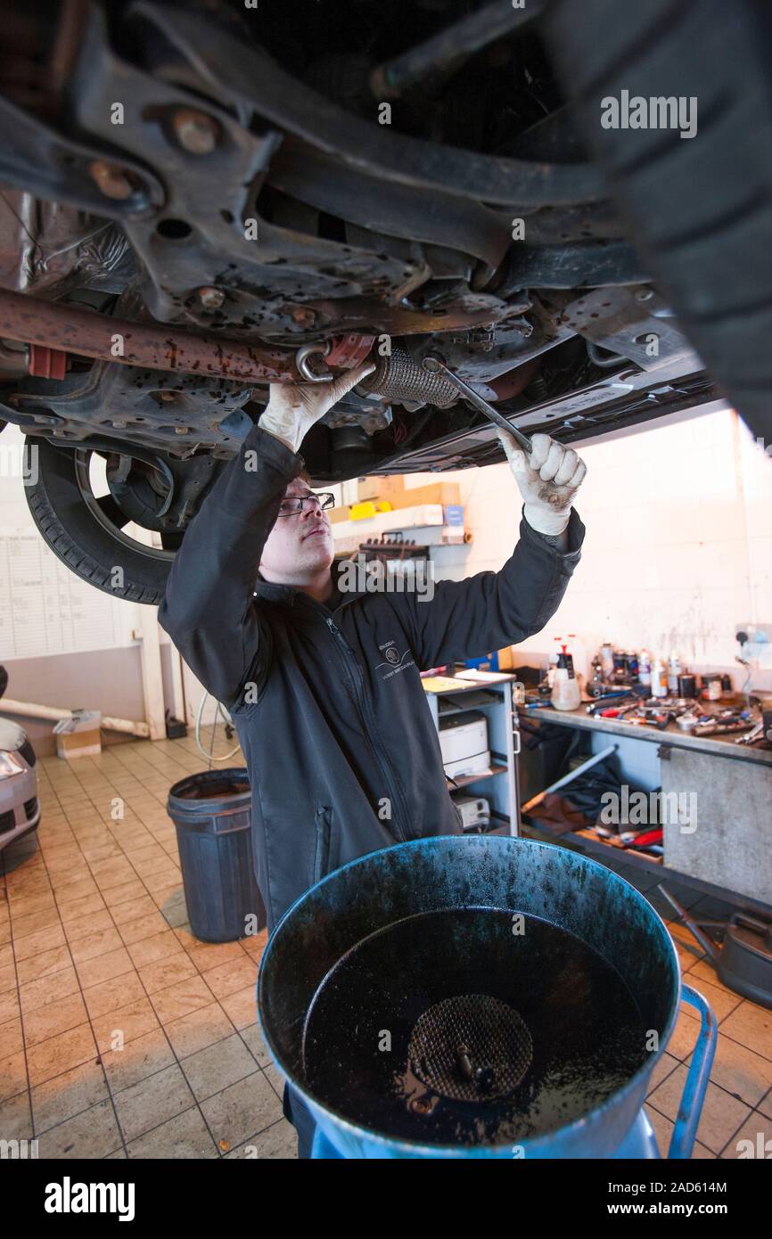 Auto Service. Techniker Anziehen der Ölwanne Schraube nach motorölwechsel  eines Autos während der Wartung an einem Fahrzeug Service Center. Die Summe  Stockfotografie - Alamy