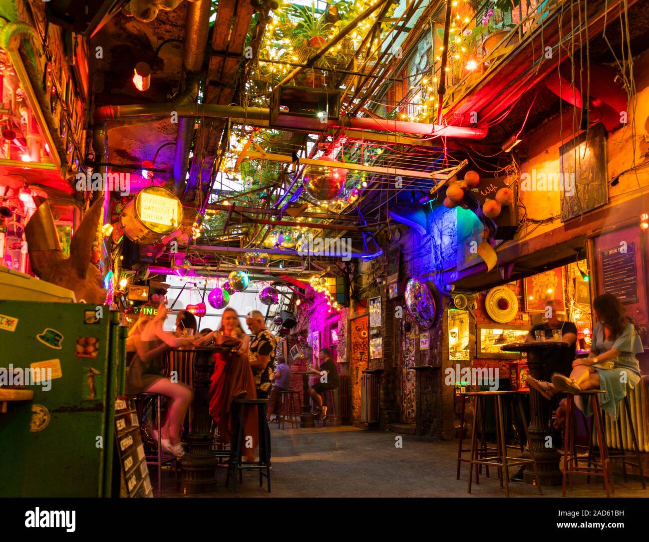 Budapest, Ungarn / Europa; 03/07/2019: Innenraum der Szimpla Kert bei Nacht, der berühmteste Ruine Pub in Budapest, Ungarn Stockfoto