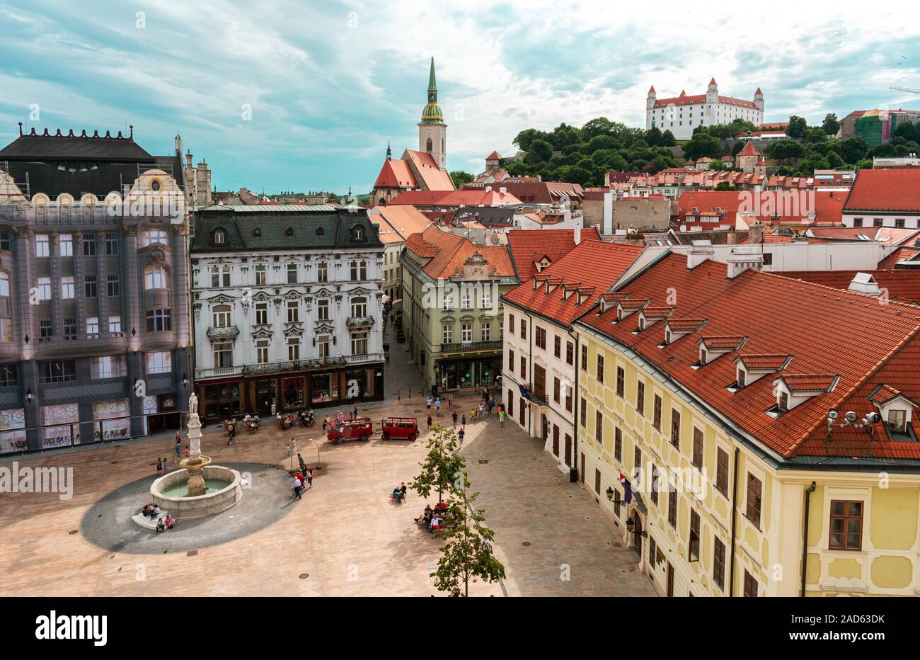 Luftbild der Altstadt von Bratislava: Bratislava Burg, Hauptplatz und St. Martin's Cathedral Stockfoto