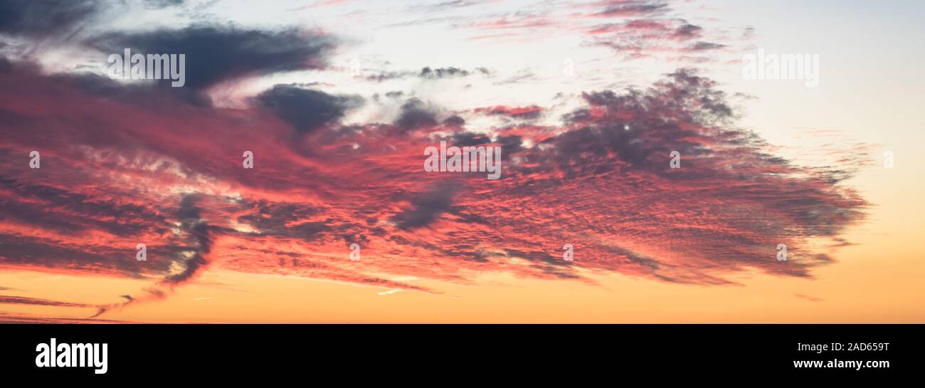 Panoramablick auf tiefen Rot Lila altocumulus Wolken bei Sonnenuntergang Stockfoto