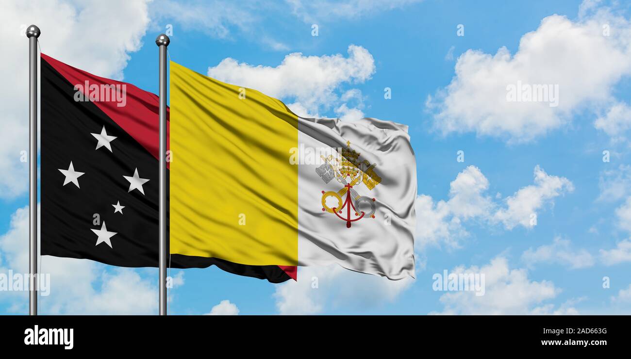 Papua Neu Guinea und Vatikanstadt Flagge im Wind gegen Weiße bewölkt blauer Himmel zusammen. Diplomatie Konzept, internationale Beziehungen. Stockfoto
