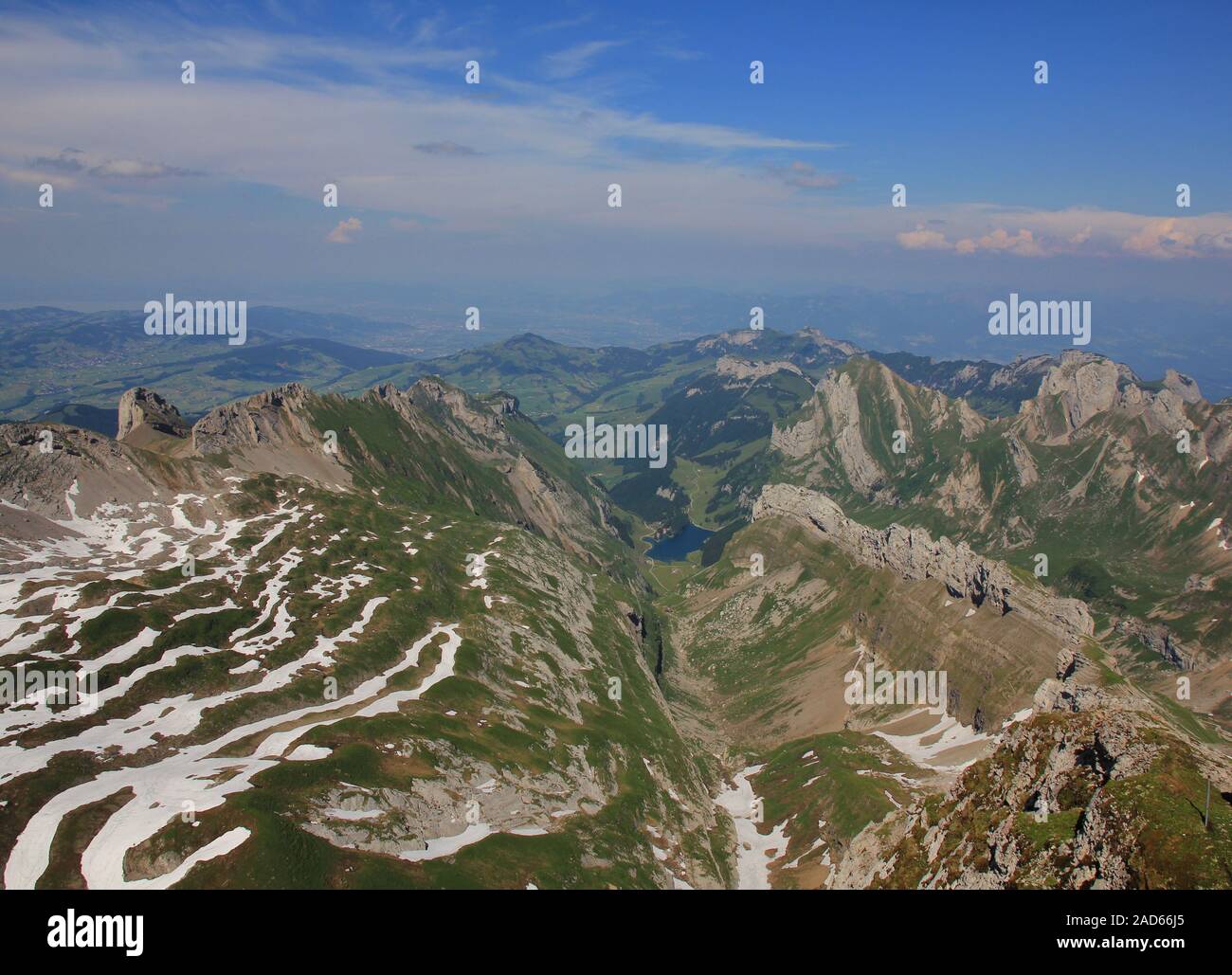 Der Sommer in den Schweizer Alpen. Blick vom Mount Santis in Richtung Appenzell. Stockfoto