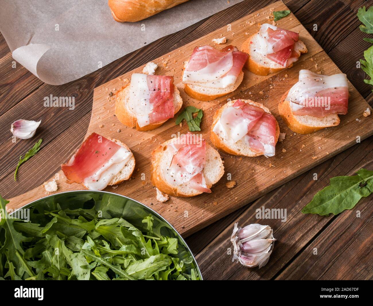 Tabelle mit Sandwiches und Speck Stockfoto