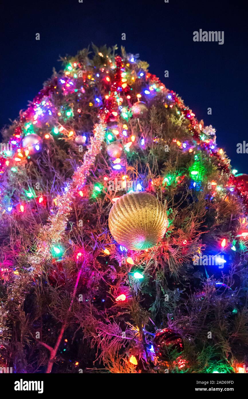 Weihnachtsfeier und Baum Beleuchtung Ereignis in einer kleinen Stadt. Stockfoto