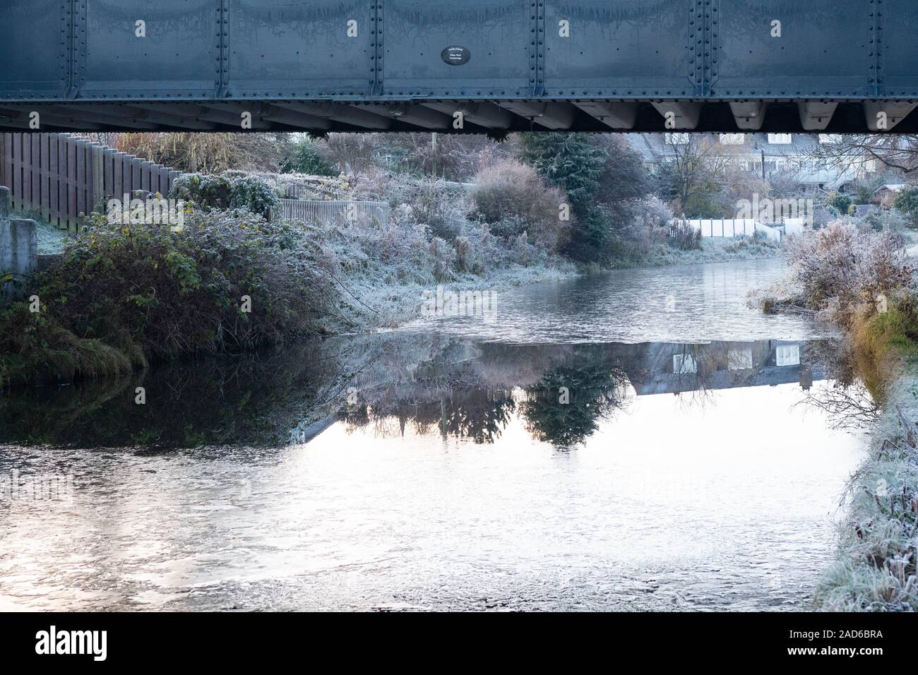 Eine teilweise gefroren Union Canal, Edinburgh, mit Ungefroren Wasser unter einer Brücke Stockfoto