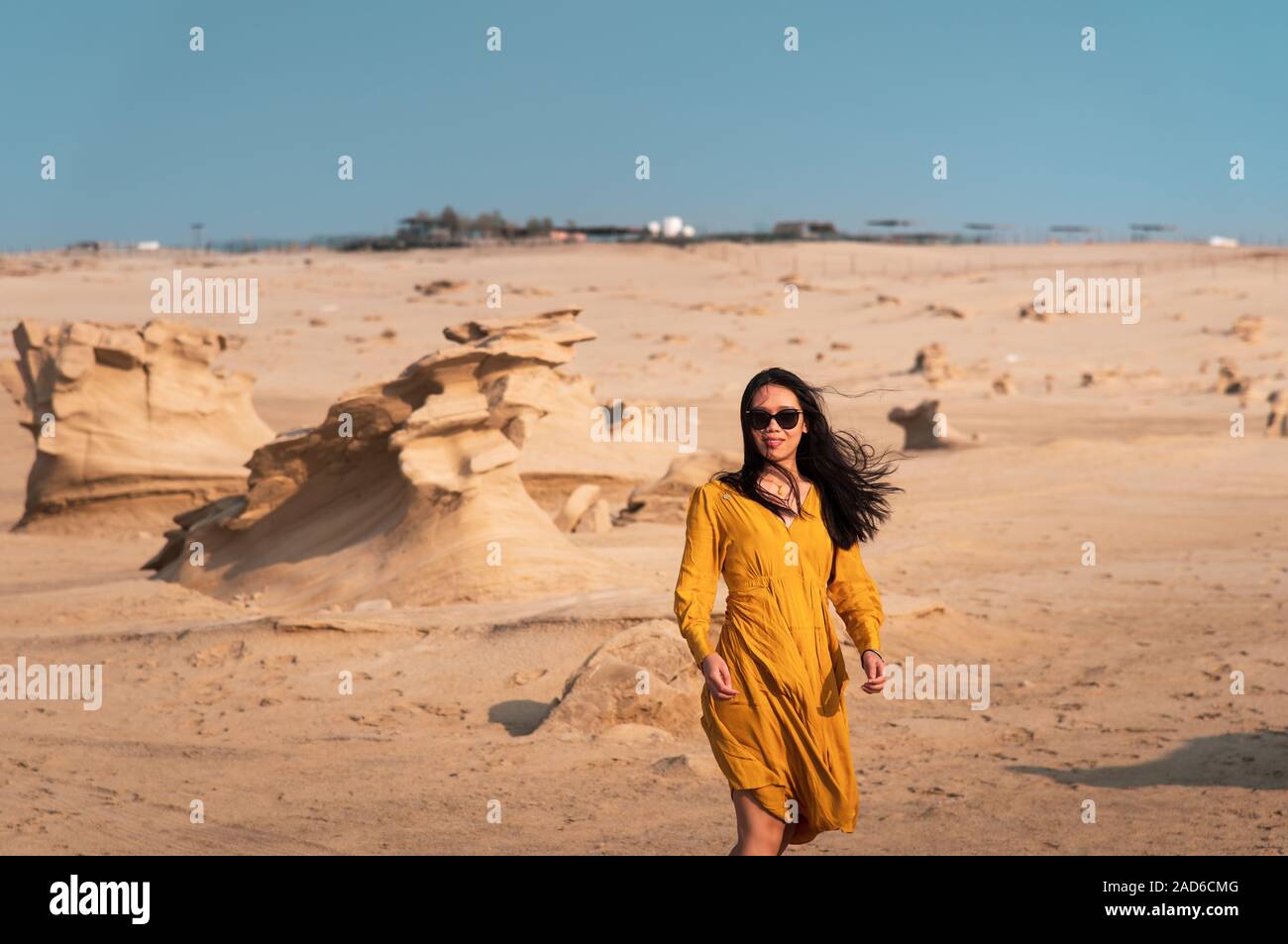 Weibliche Reisende besuchen fossilen Dünen in Abu Dhabi Vereinigte Arabische Emirate Stockfoto