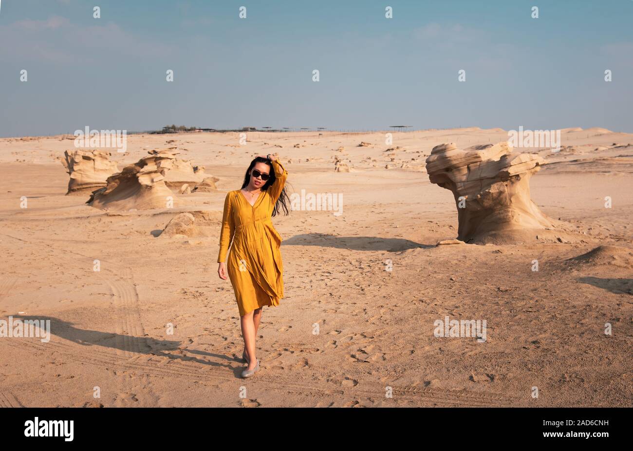 Weibliche Reisende besuchen fossilen Dünen in Abu Dhabi Vereinigte Arabische Emirate Stockfoto
