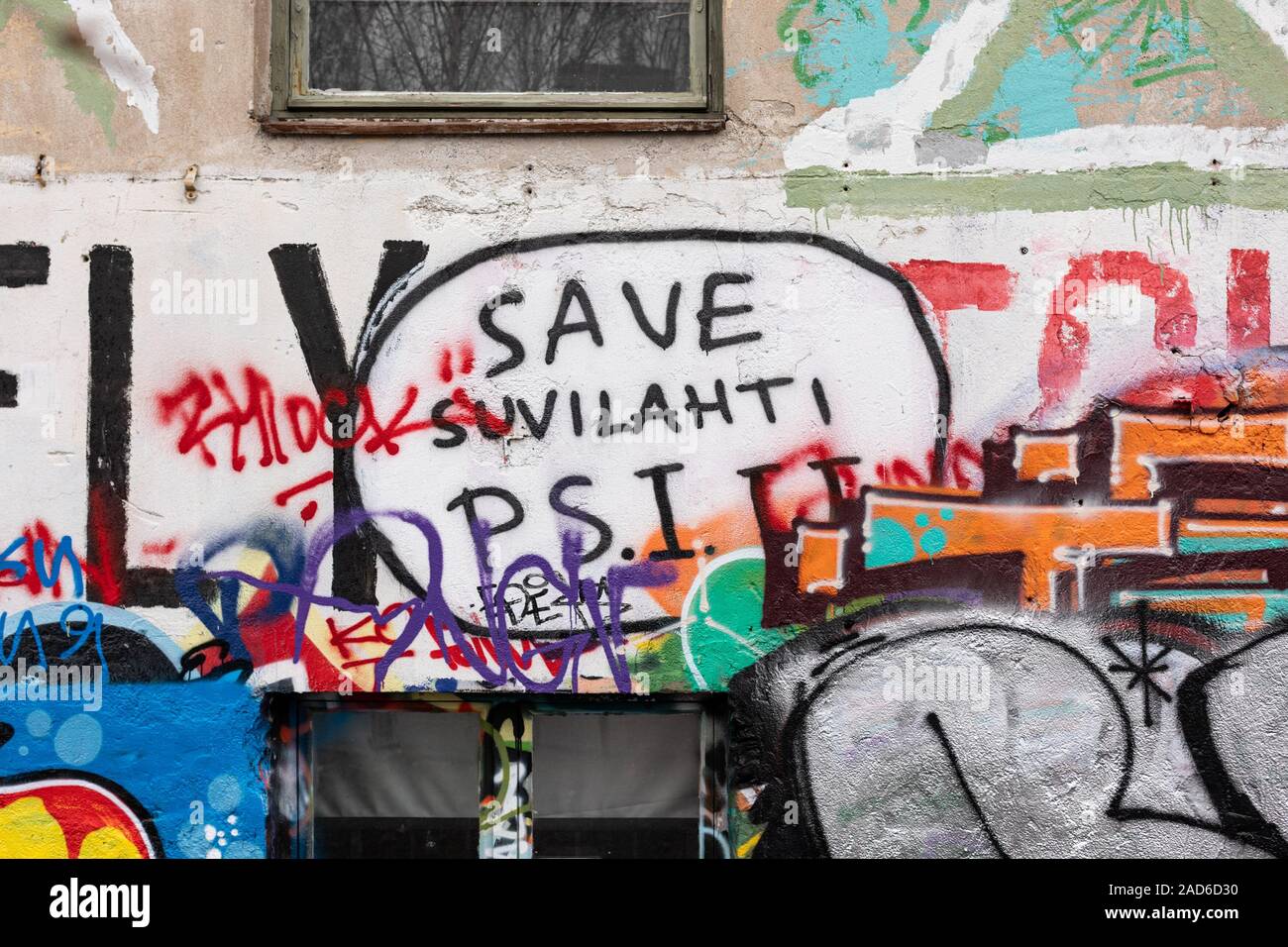 Speichern Suvilahti - Schreiben auf ein Graffiti bedeckt Gebäude in der Rückseite des Helsinki, Finnland Stockfoto