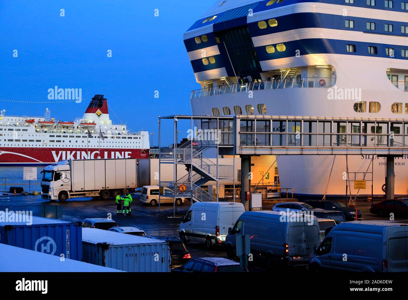 Güterverkehr lkw-Wende- und mehr Fahrzeuge Warten auf die Fähre Silja Symphony an einem Winterabend in Helsinki, Finnland zu laden. Dezember 3, 2019. Stockfoto