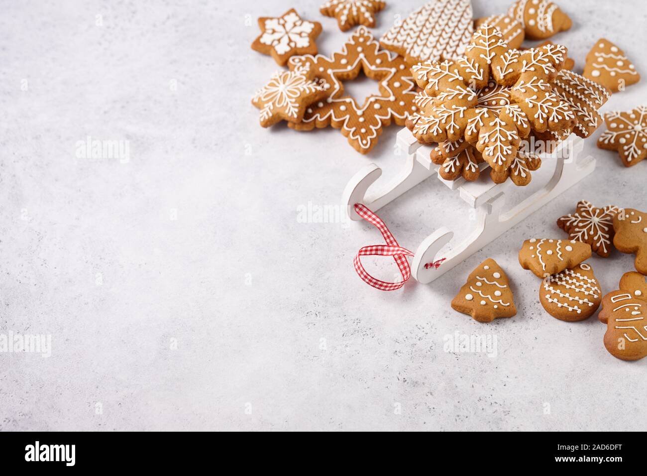 Weihnachten Lebkuchen Cookies auf weißem Holz Schlitten, urlaub Konzept Stockfoto