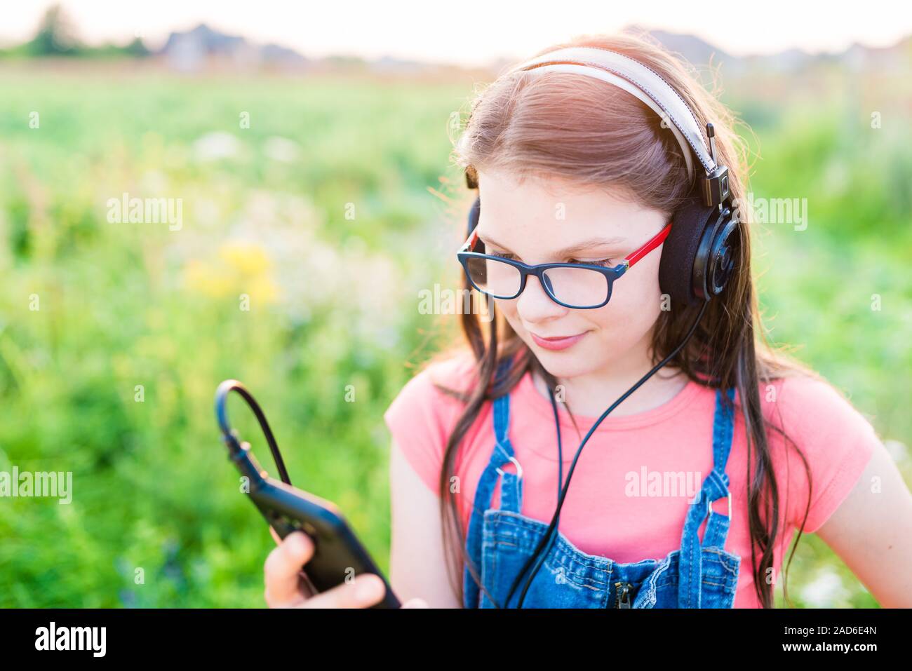 Jugendlich Mädchen Musik Hören mit Ihren Kopfhörern outdoor Stockfoto