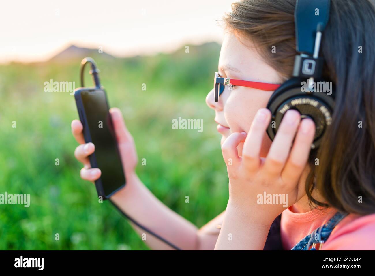 Jugendlich Mädchen Musik Hören mit Ihren Kopfhörern outdoor Stockfoto