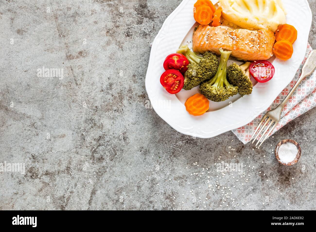 Lachs Fisch gedünstet mit Gemüse Stockfoto