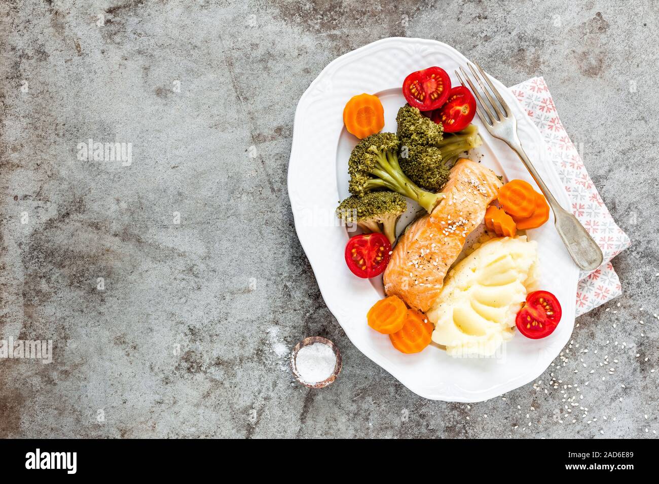 Lachs Fisch gedünstet mit Gemüse Stockfoto