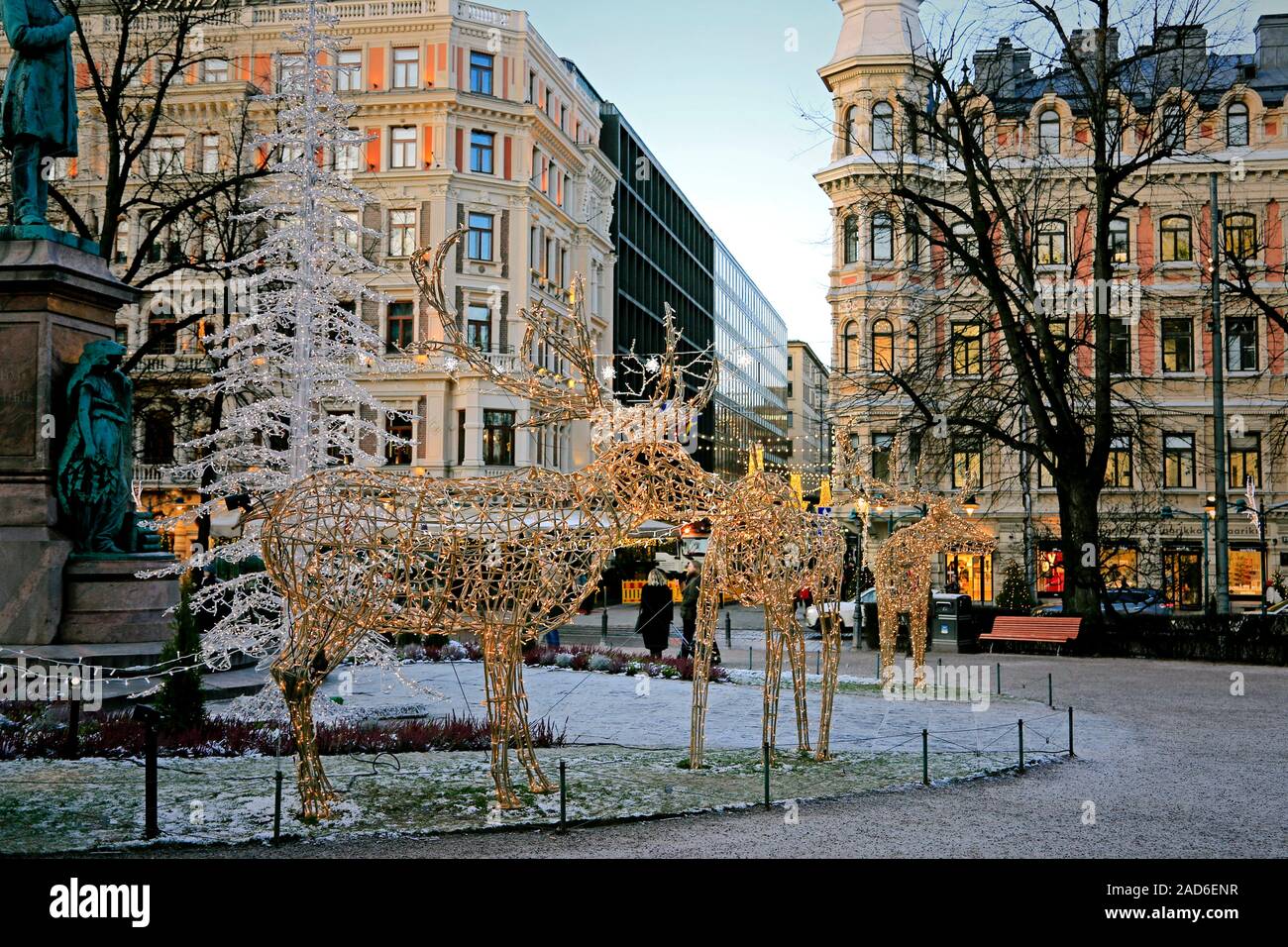 Weihnachten Dekorationen ein Rentier und Weihnachtsbaum im Esplanade Park mit abendlichen Beleuchtung. Helsinki, Finnland. Dezember 3, 2019. Stockfoto