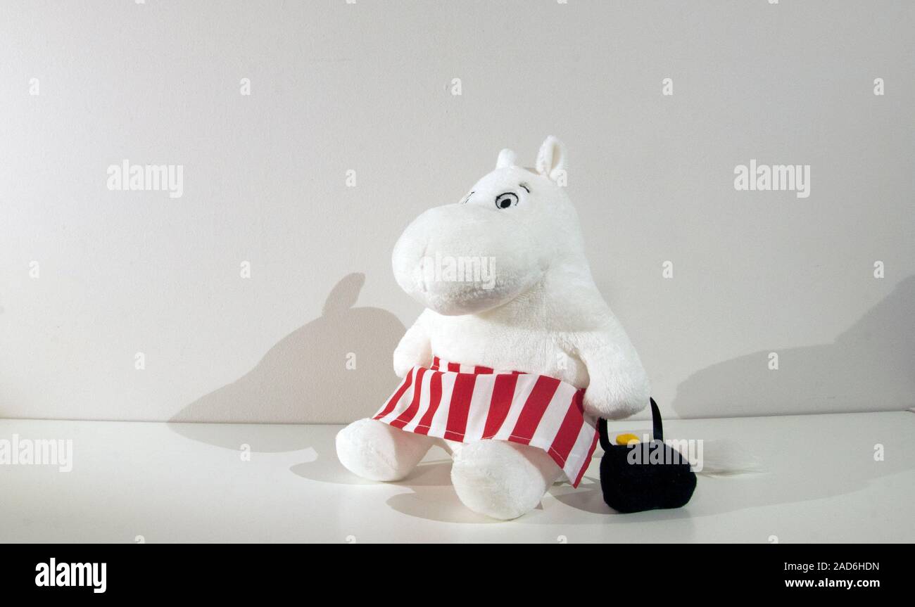 Ein moomin Mama Spielzeug Holding den Geldbeutel und das Tragen einer Schürze. Finnische Künstlerin Tove Janssons Zeichen aus der Moomin comix Strip. Stockfoto