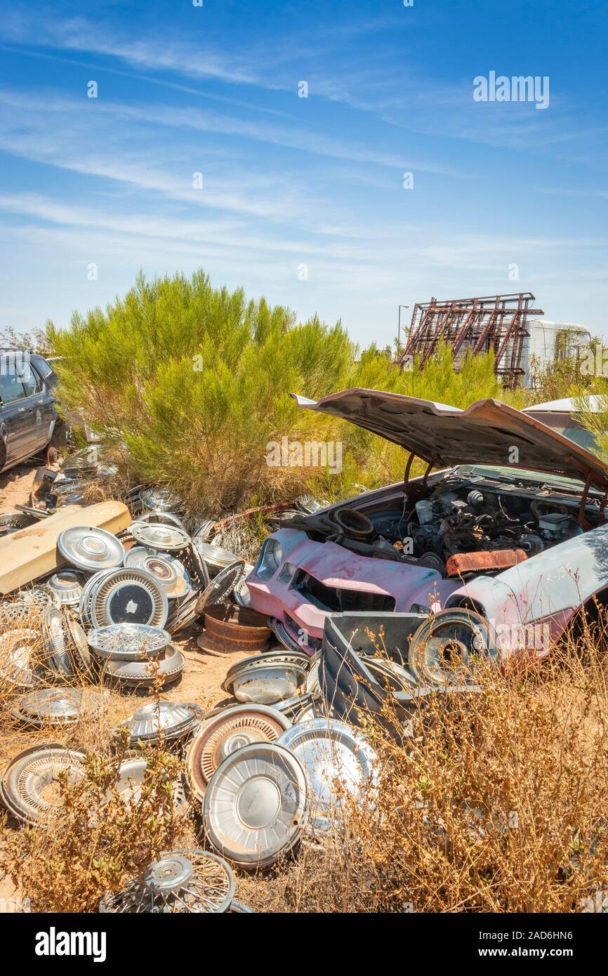 Alte Autos Rollen Chromleisten in einem Schrottplatz in der Wüste in  Phoenix Arizona USA Stockfotografie - Alamy