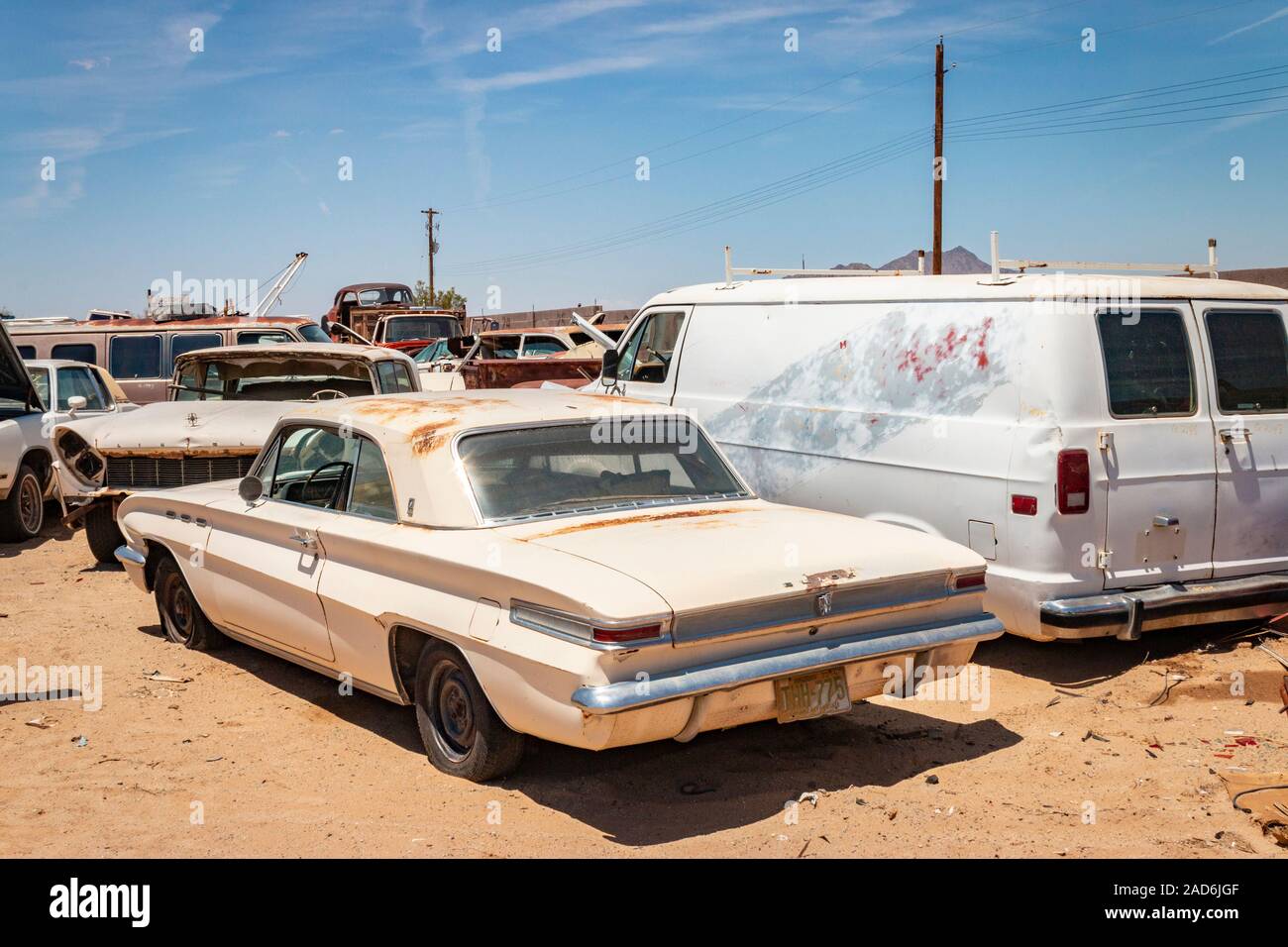 1961 Buick Skylark rostige alte Autos und Lastwagen auf einem Schrottplatz in der Wüste in Phoenix, Arizona, USA Stockfoto