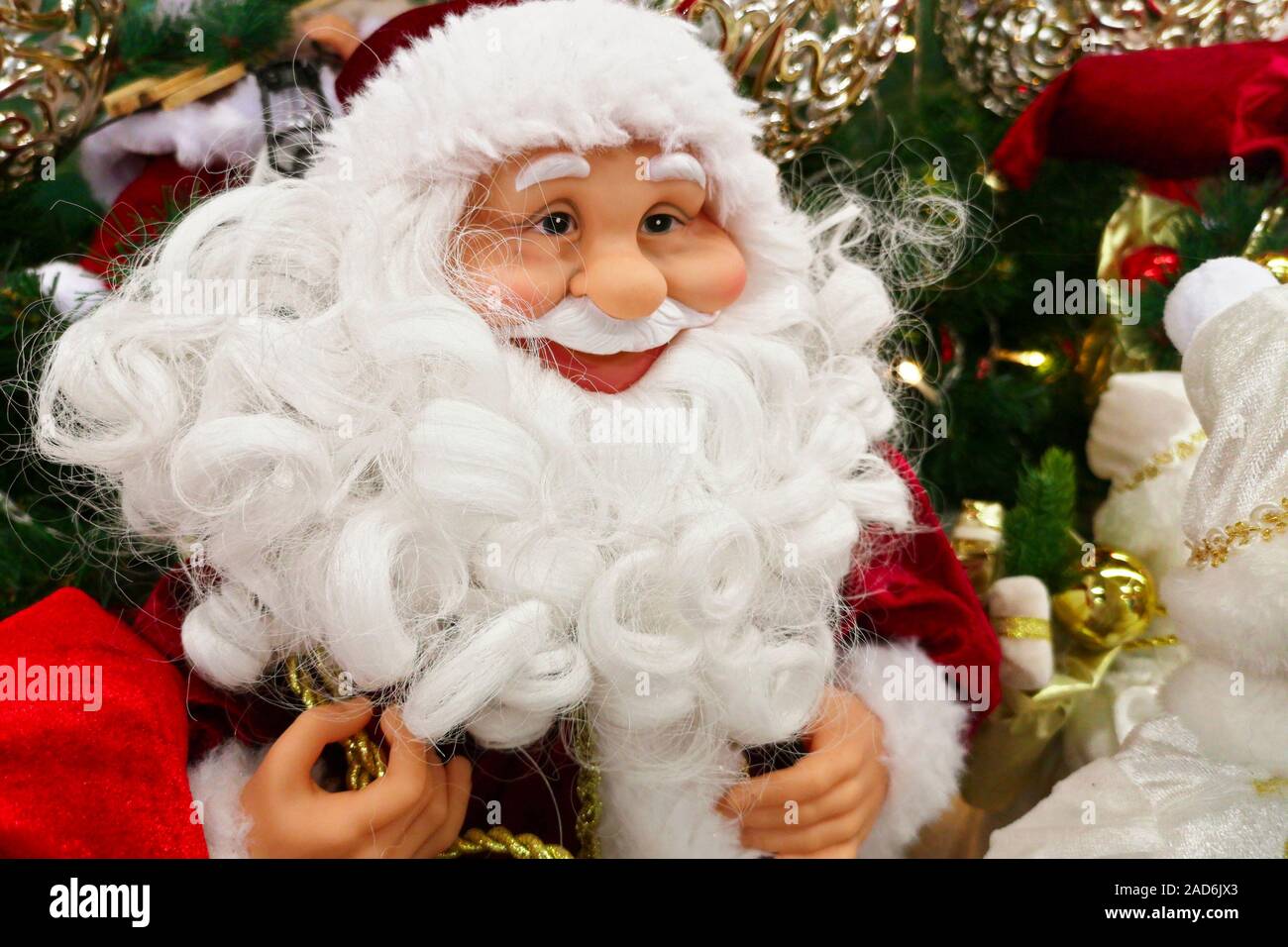 Spielzeug Weihnachtsmann Nahaufnahme. Traditionelle Weihnachten Spielwarenmesse. Vorbereitung für die Ferien, Verkauf in einem Spielzeugladen. Weihnachten Spielzeug. Stockfoto