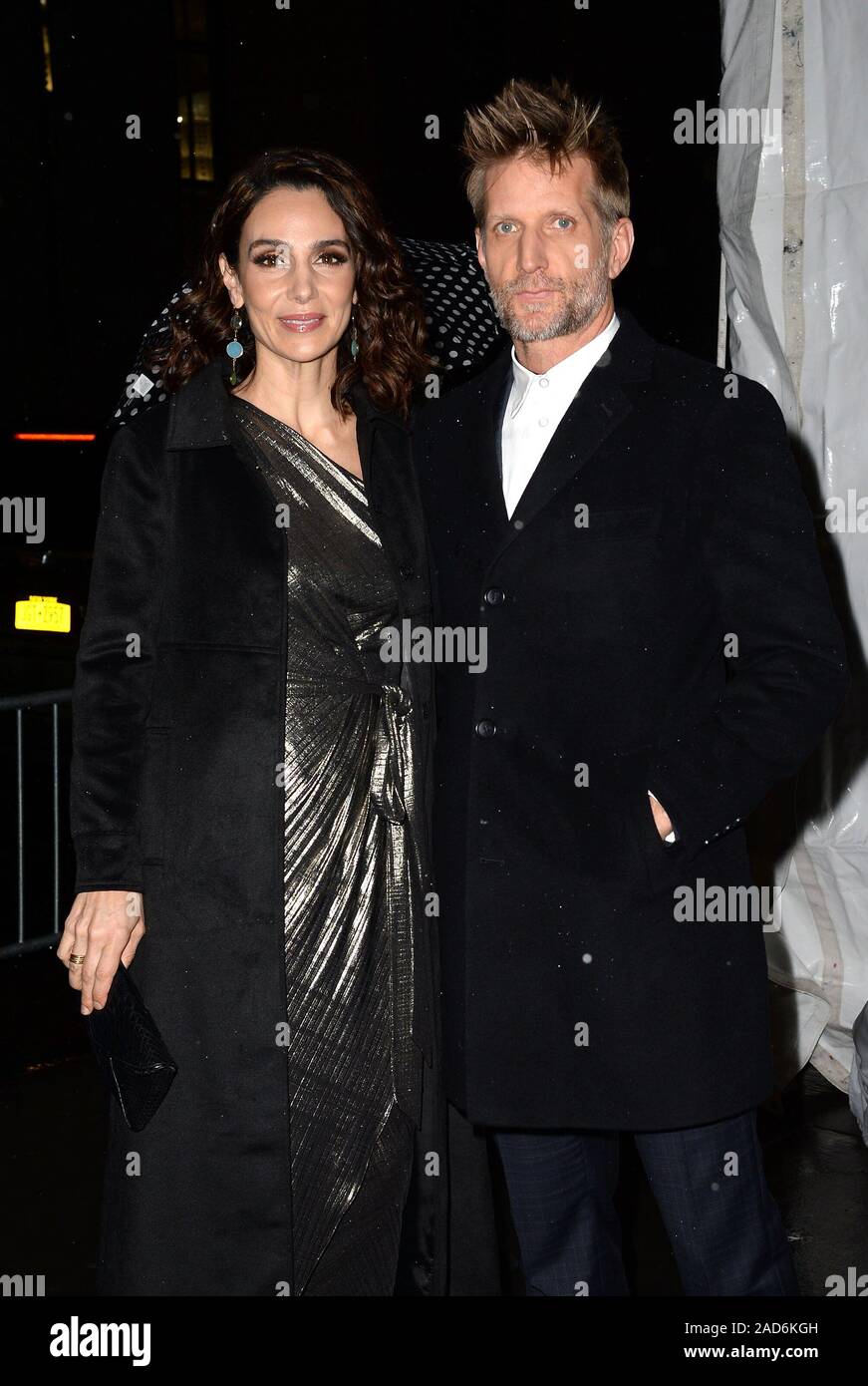 New York, NY, USA. 2. Dez, 2019. Annie Parisse, Paul Funken heraus und über für Celebrity Candids-MON, New York, NY Dezember 2, 2019. Credit: Kristin Callahan/Everett Collection/Alamy leben Nachrichten Stockfoto