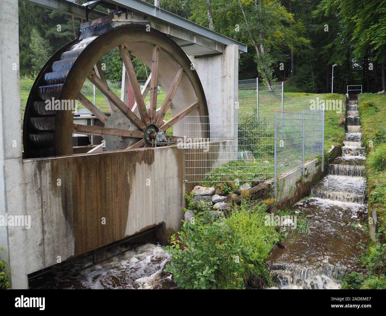 Wasserrad Strom zu erzeugen. Stockfoto