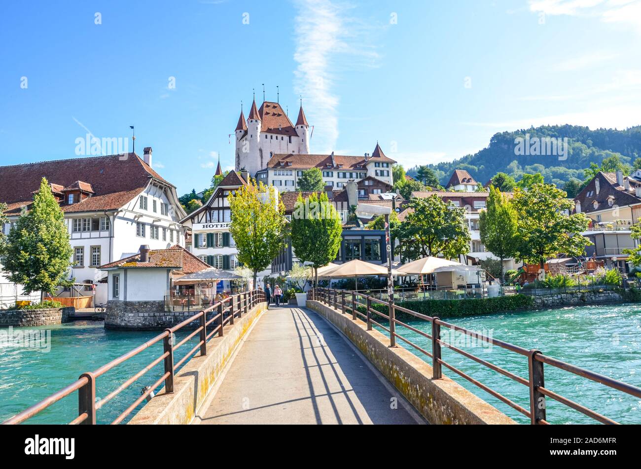 Thun, Schweiz - 8 August, 2019: Amazing Stadtbild der historischen Stadt Thun. Nicht weit von der Schweizer Alpen. Die dominierende ist das berühmte Schloss Thun. Brücke über Türkis Aare. Stockfoto