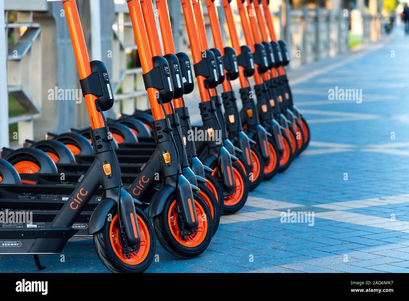 Abu Dhabi, Vereinigte Arabische Emirate - November 2, 2019: Circ verleih Motorroller an der Corniche in Abu Dhabi für Sightseeing closeup verwendet Stockfoto