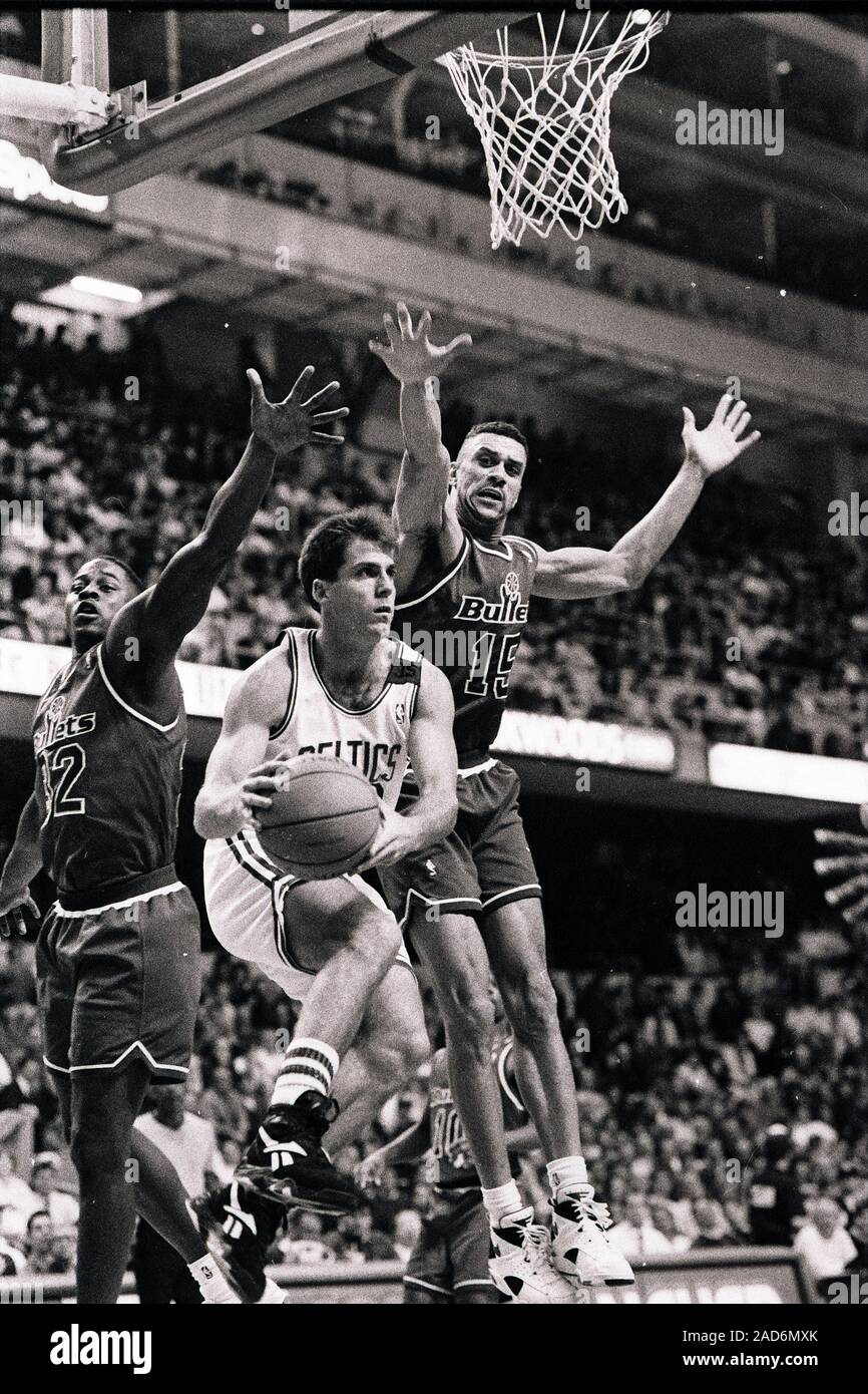Washington Bullets # 32 Mitchell Butler und #15 Kenny Walker double Team Boston Celtics Chris Corchiani während Basketball spiel action im Boston Garden in Boston, Ma USA Dez 1,1993 Foto von Bill belknap Stockfoto