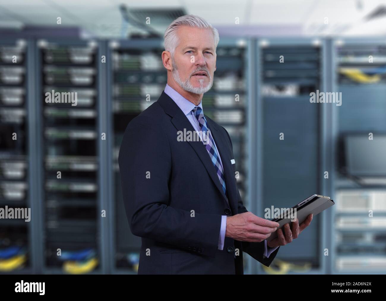 Senior Geschäftsmann in Network Server Zimmer Stockfoto