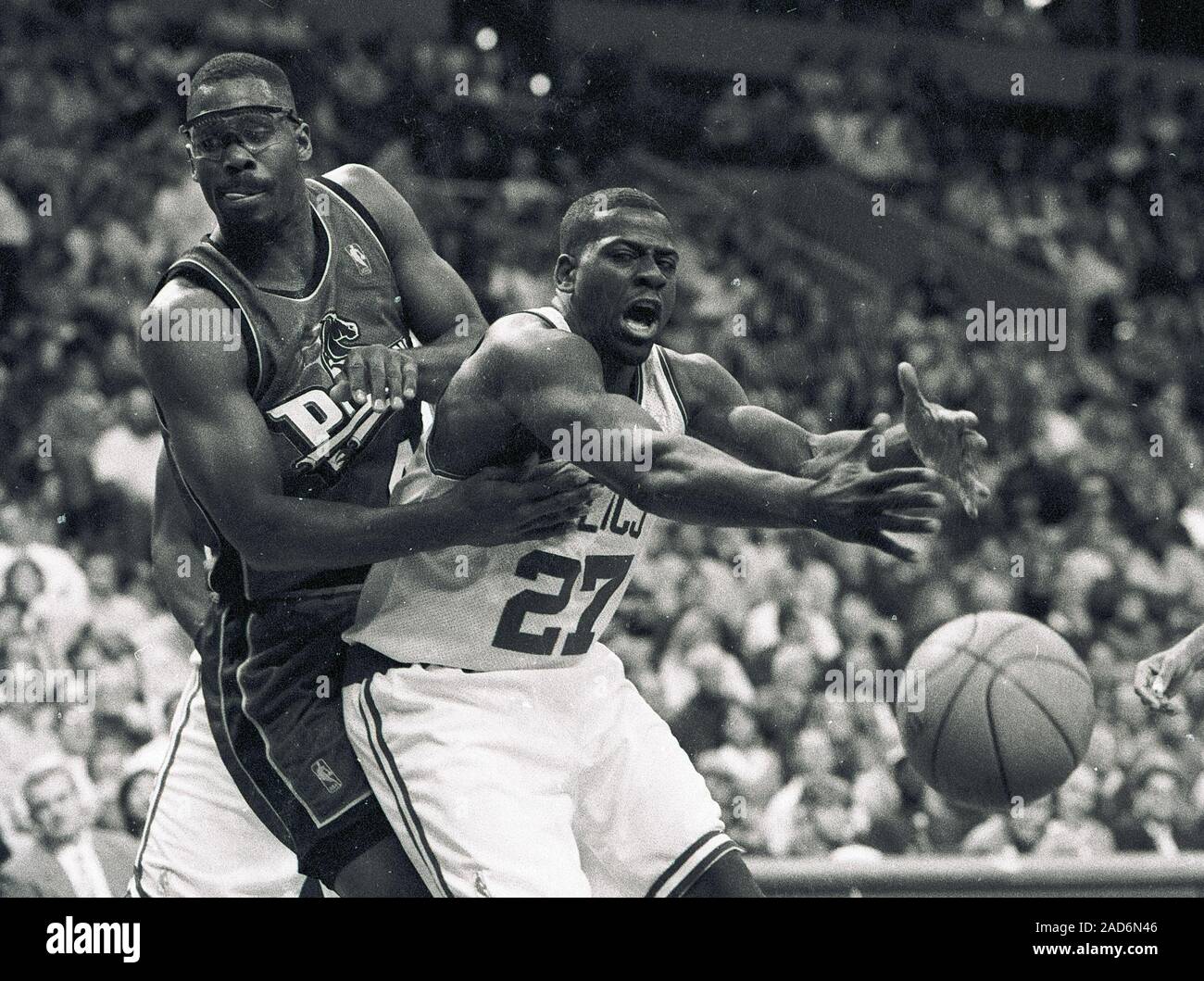 Detroit Pistons gewähren Lange fouls Boston Celtics Nate Driggers im Basketball  spiel action im Fleet Center in Boston, Ma USA Jahreszeit 1996-97 Foto von  Bill belknap Stockfotografie - Alamy