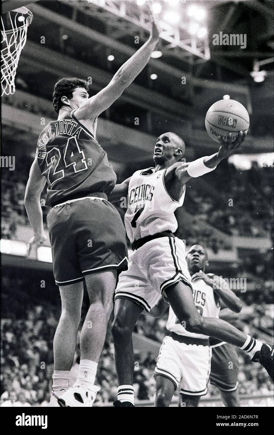 Boston Celtics Dee Brown treibt den Ball als Washington Bullets # 24 Tom Gugliotta verteidigt während Basketball spiel action im Boston Garden in Boston, Ma USA Dez 1,1993 Foto von Bill belknap Stockfoto