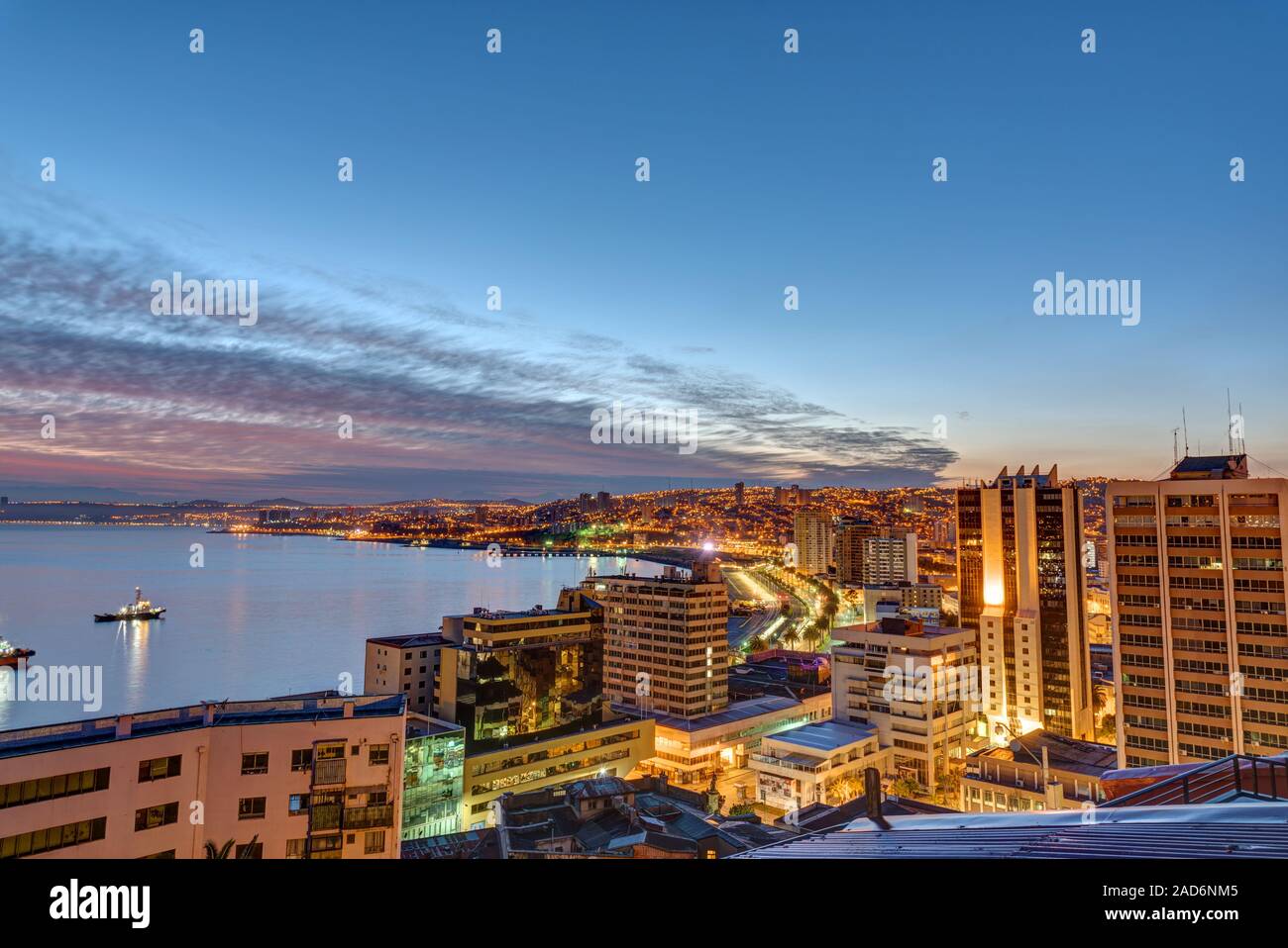 Blick über Valparaiso in Chile mit dem Pazifischen Ozean vor Sonnenaufgang Stockfoto