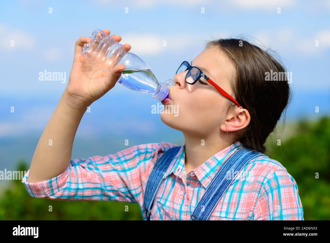 Junge Mädchen Trinkwasser outdoor Stockfoto