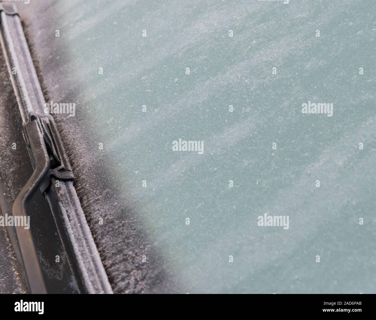 Gefrorene Frontscheibe schließen Foto und Auto Scheibenwischer im Winter. Gefrorene Windschutzscheibe von einem Auto mit Eis und Schnee, Konzept der Verkehr. Risiken im Winter, Kopieren spac Stockfoto