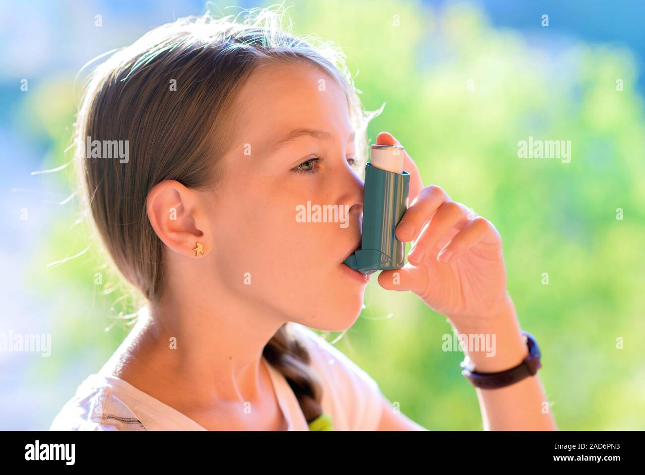 Mädchen mit Asthma Inhalator in einem Park Stockfoto