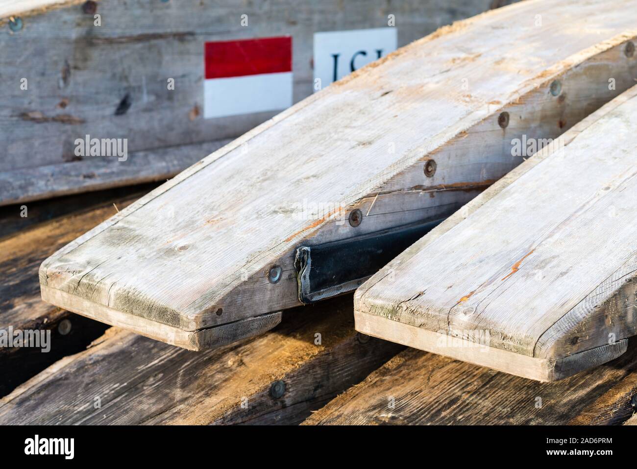 Holz- Rafting Boote auf einem Haufen am Ufer des Flusses Stockfoto