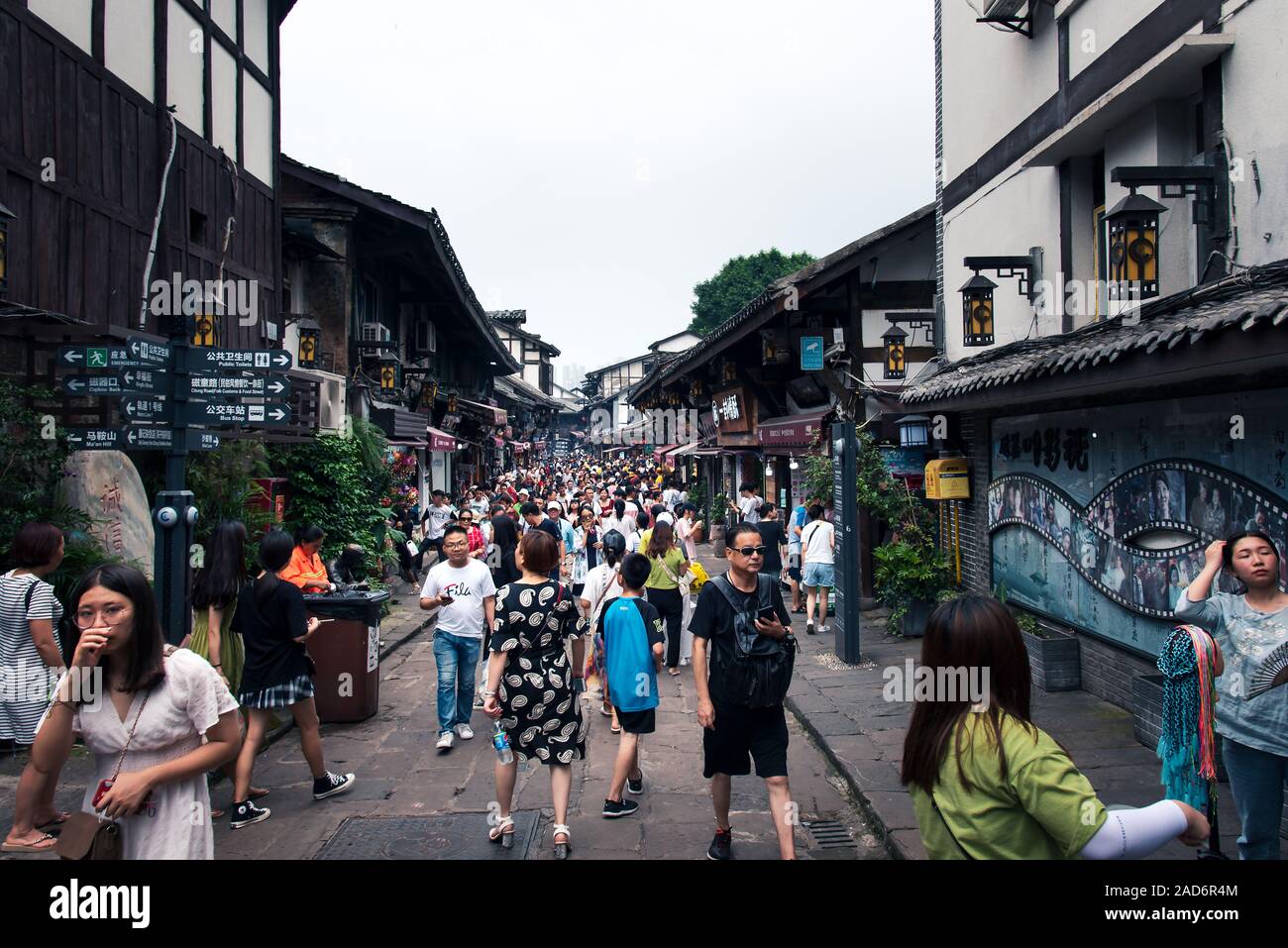 Chongqing, China - 24. Juli 2019: Voll Ciqikou antike Stadt im shapingba Bezirk der Stadt Chongqing, Volksrepublik China Stockfoto